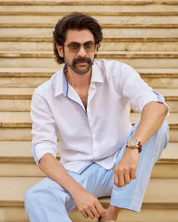Men's style guide for white shirt on Christmas eve Kingdom of White Men's style guide for white shirt on Christmas eve Kingdom of White